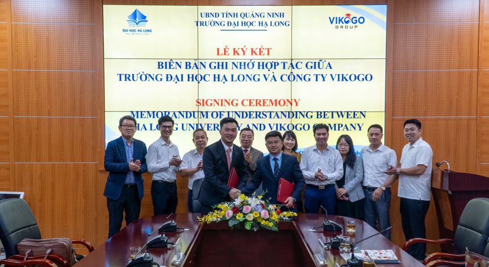 Ông Vũ Tuấn Anh (Chủ tịch VIKOGO) và TS. Nguyễn Đức Tiệp (Hiệu trưởng Trường Đại học Hạ Long) tiến hành ký kết thỏa thuận hợp tác giữa Trường Đại học Hạ Long và Công ty Cổ Phần VIKO GLOBAL