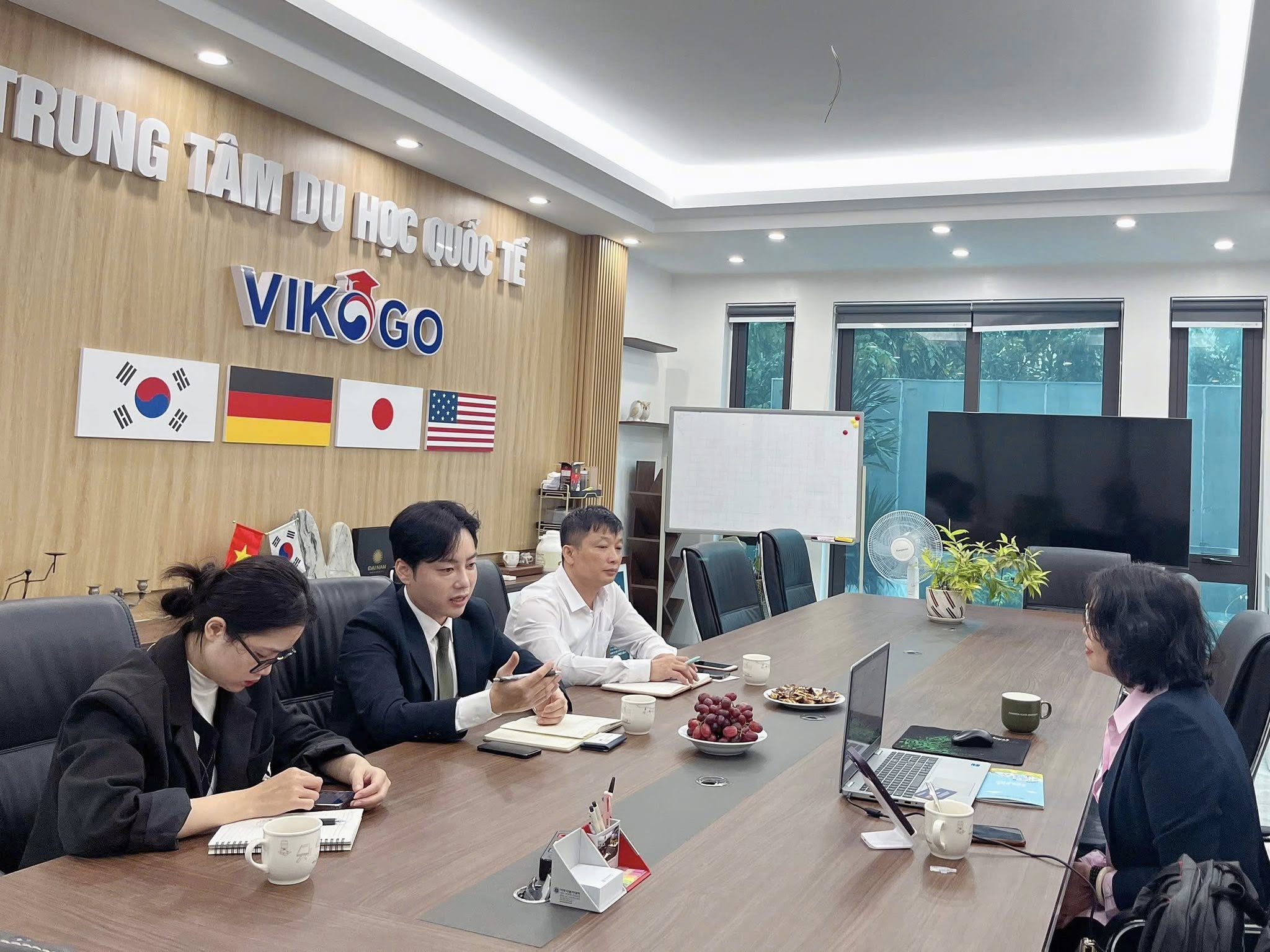 Hai bên trao đổi về cơ hội học tập và các chương trình học tại Đại học Daegu catholic 