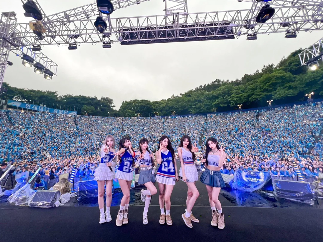 Các Idol được mời đến biểu diễn