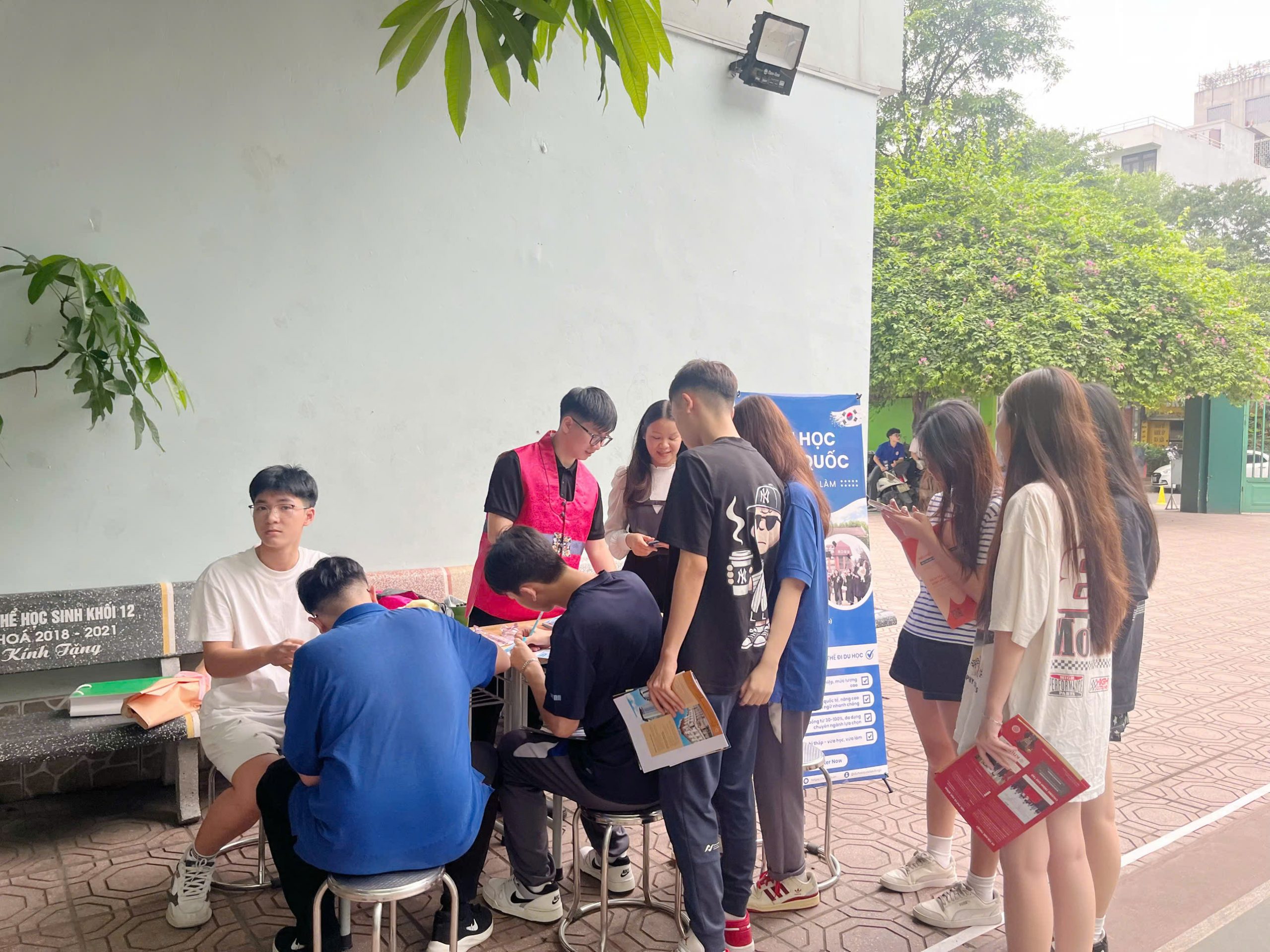 Các bạn học sinh ghé thăm gian hàng của VIKOGO