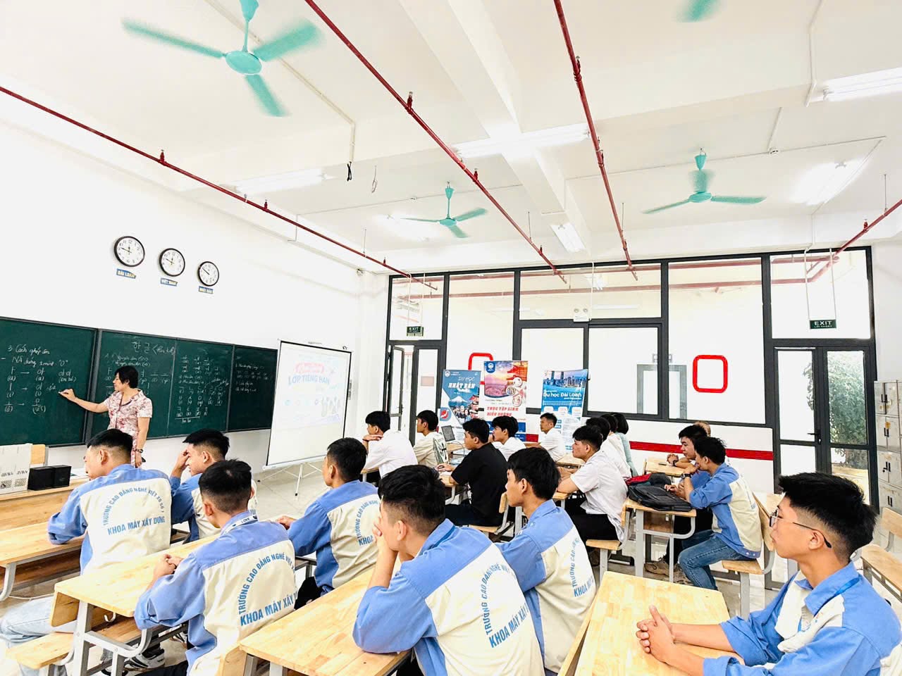 VIKOGO CHÍNH THỨC KHAI GIẢNG LỚP TIẾNG HÀN DÀNH CHO HỌC SINH D2-6 TẠI TRƯỜNG CĐ NGHỀ VIỆT XÔ SỐ 1!