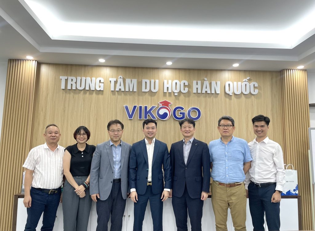 Vikogo-han-hanh-don-tiep-dai-dien-truong-dai-hoc-khoa-hoc-va-suc-khoe-chungbuk 1