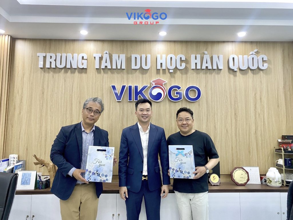 Vikogo-han-hanh-don-tiep-truong-dai-hoc-catholic-kwangdong-den-tham-va-lam-viec 1